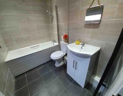 Lovely 3-bed Apartment in Coventry Banyo Tipleri