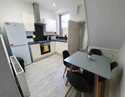 Lovely 3-bed Apartment in Coventry Mutfak