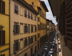Lovely 4BD Apt 3min Walk to Ponte Vecchio Oda Manzaraları