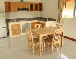 Lovely House With Access to Large Swimming Pool and Near Chalong Pier Num001 Yerinde Yemek