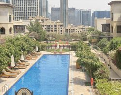 Lux BnB 1BD I Souk Al Bahar I Burj Views Genel