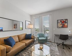 Luxe 1BR King Suite Close to DT UT and Domain Oda