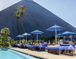 Luxor Hotel and Casino Havuz
