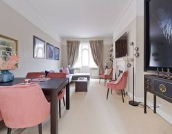Luxurious 2-bed Apartment Oda Düzeni