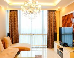 Luxurious 2Br At The Via And The Vue Ciputra World Apartment Oda Düzeni