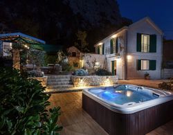 Luxurious Holiday Home in Makarska with Hot Tub Dış Mekan