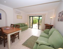 Luxurious Holiday Home in Quarteira Algarve With Jacuzzi Oda Düzeni