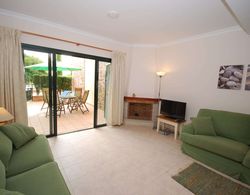 Luxurious Holiday Home in Quarteira Algarve With Jacuzzi Oda Düzeni