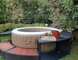 Luxurious Villa in Lombardy with Garden & Hot Tub İç Mekan