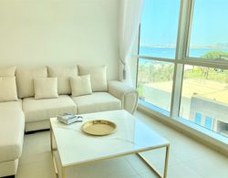 Luxurious Stay in Jumeirah Beach Residence Oda Manzaraları