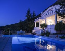 Luxurious Villa with Private Pool near the Beach Dış Mekan