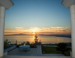 Luxurious Villa with Private Pool near the Beach Oda Manzaraları