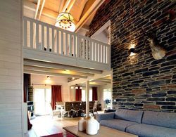 Luxurious Villa with Sauna, Hot Tub, Recreation Room, Large Enclosed Garden Oda Düzeni