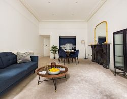 Luxury 2-bed Apartment in Knightsbridge Oda Düzeni
