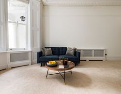 Luxury 2-bed Apartment in Knightsbridge Oda Düzeni
