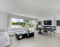 Luxury beachfront villa in Los Corales Genel