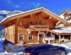 Luxury Chalet With Garden in Tyrol Dış Mekan