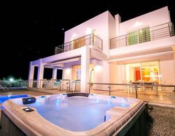 Luxury Villa Near Sea in Kalithies with Hot Tub Dış Mekan