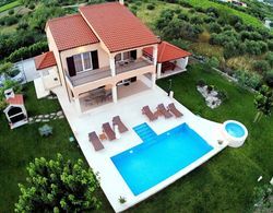 Luxury Secluded Villa w. Pool, Jacuzzi and Garden Öne Çıkan Resim