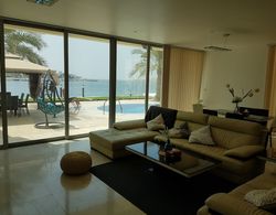 Luxury villa with private pier Oda Düzeni