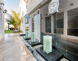 Maison Privee - Glamourous Beachfront Villa on The Palm w/ Pool Dış Mekan