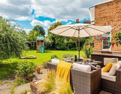 Majestic Home With Beautiful Garden in North West London by Underthedoormat Oda Manzaraları