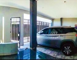 Villa Mangli Monochrome Syariah by eCommerceloka Dış Mekan