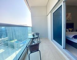 Marco Polo - Elegant Studio with Burj Khalifa Views & Balcony Oda Düzeni