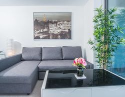 Minimalism Modern Apartment With Water View Oda Düzeni