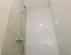 Minimalist And Warm Studio At Transpark Bintaro Apartment Banyo Tipleri