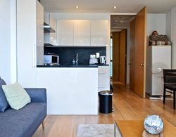 Modern 1 Bedroom Property in Central London Oda Düzeni