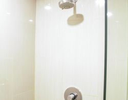 Modern 1BR Apartment with City View at H Residence Banyo Tipleri