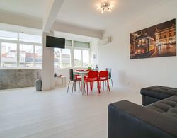 Modern 2 Bedroom Apartment With Views in Lisbon Oda Düzeni