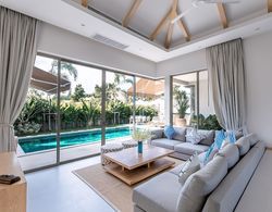 Modern 3BR Villa with Private Pool & BBQ Oda Manzaraları