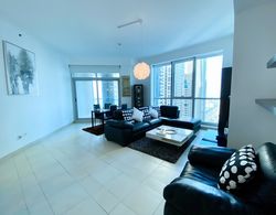 Modern and cozy 2BR Apartment in Torch Tower Dubai Oda Düzeni
