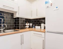 Modern and Homely 2 Bedroom by Canary Wharf Mutfak