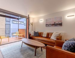 Modern And Spacious 2 Bedroom in Central London Oda Düzeni