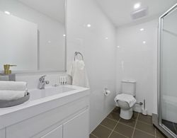 Modern and Spacious Resort-Style Home Banyo Tipleri