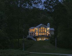 Modern Farmhouse Style Chalet with amazing Kentucky Lake views - Dock, Hottub and Firepit! Dış Mekan
