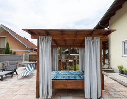 Modern Holiday Home in Pinsdorf With Garden Oda Düzeni
