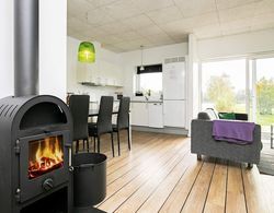 Modern Holiday Home in Ringkøbing With Terrace İç Mekan