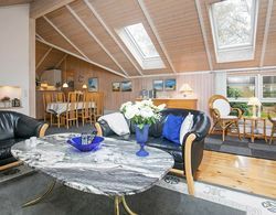 Modern Holiday Home in Rødby With Terrace İç Mekan
