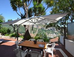 Modern Holiday Home With Sea View in Ventimiglia Oda Düzeni