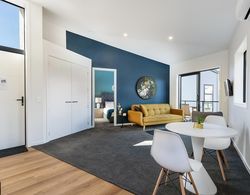Modern One Bedroom Apartment with Lake View Oda Düzeni