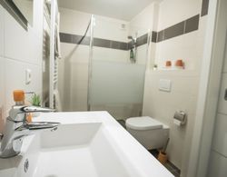 Modern Spacious 2BR Apartment Banyo Tipleri
