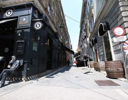 Modern Studio for 3 People in the Heart of the City Center Dış Mekan
