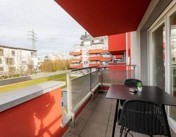 Modern Stylish Apartment w Balcony View Oda Düzeni