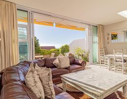 Modern Two Bedroom Holiday Apartment in Camps Bay With Private Terrace Driftwood Oda