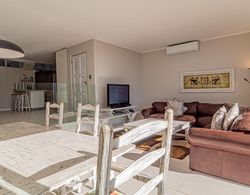Modern Two Bedroom Holiday Apartment in Camps Bay With Private Terrace Driftwood Oda
