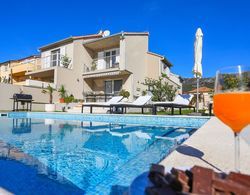 Modern Villa With Heatable Pool, Nice Terrace, Fenced Garden Near the Sea Dış Mekan